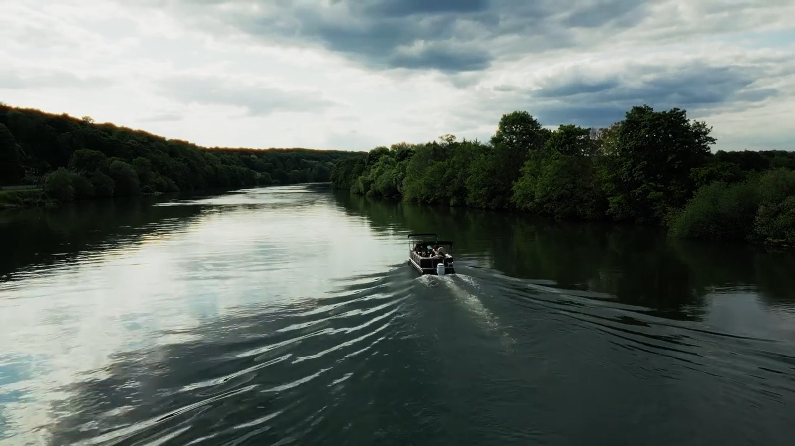 Vue aérienne d’un bateau de croisière privative sur la Seine