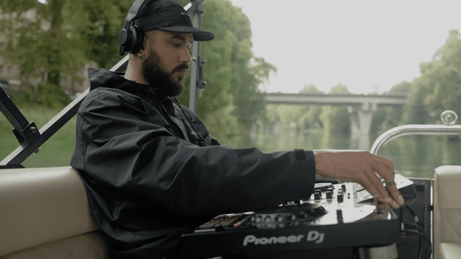 Tournage d’un DJ set en extérieur au bord de l’eau