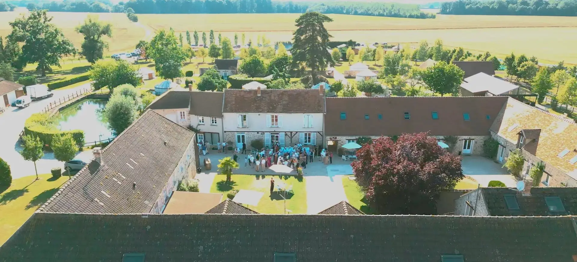 Vue aérienne drone mariage domaine Seine-et-Marne — VicFilms