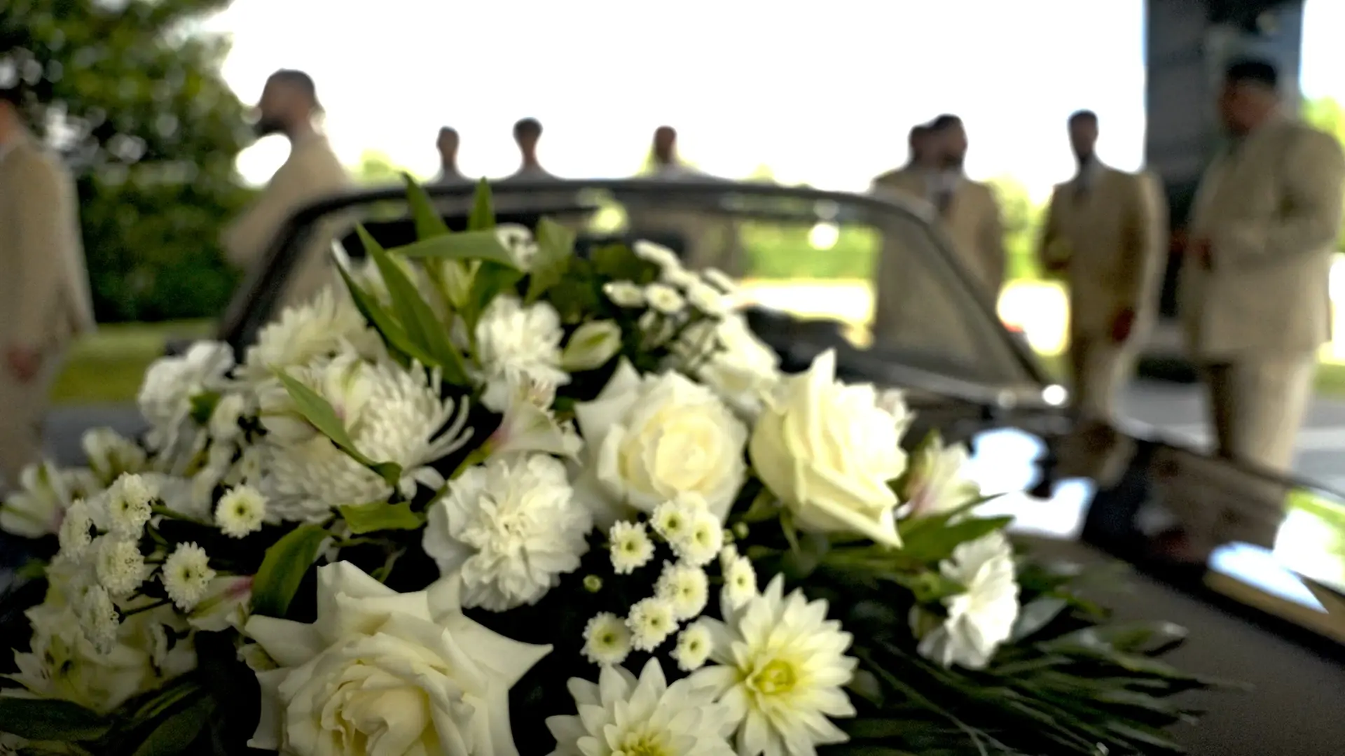 Bouquet de mariage sur voiture ancienne — Vidéaste mariage Melun Seine-et-Marne